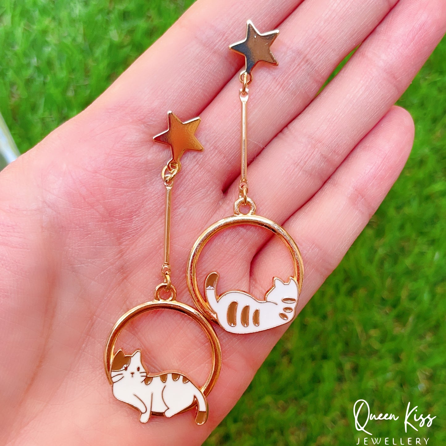 Super Cute Resting Kitty Cat Earrings -- Meow World!!