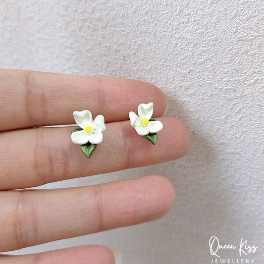 Enamel White Floral Flowers Stud Earrings -- Floral Lady !!